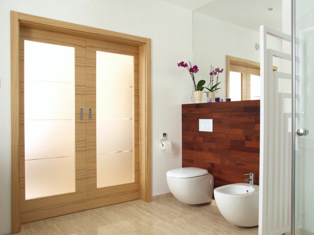 designed bath room in a wood flooring