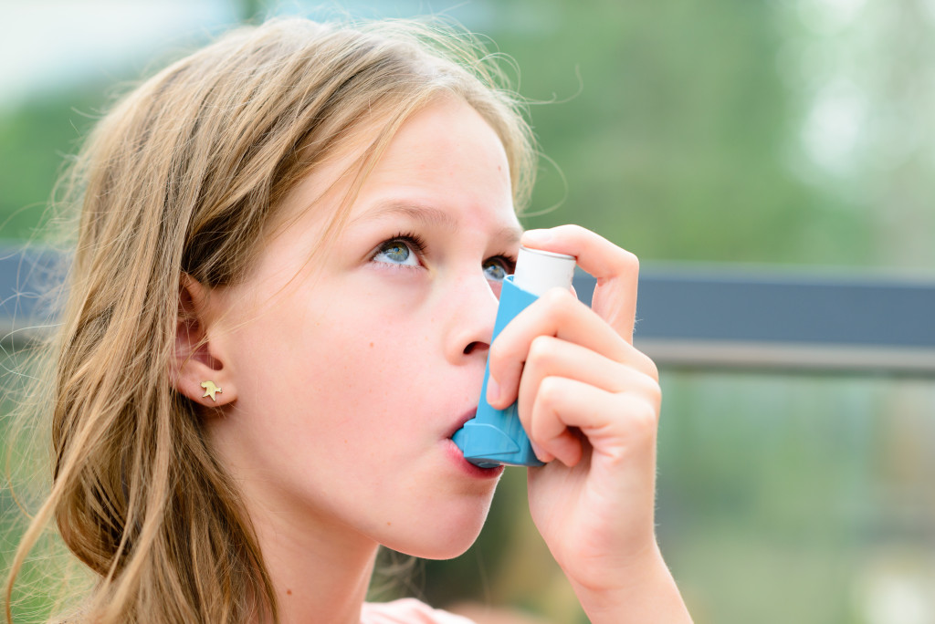 kid using an inhaler